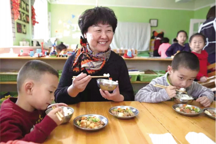 房山区幼儿园建立集中用餐陪餐制度