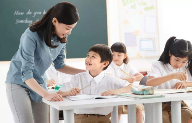 在暑假家长让小学生应不应该报辅导班呢